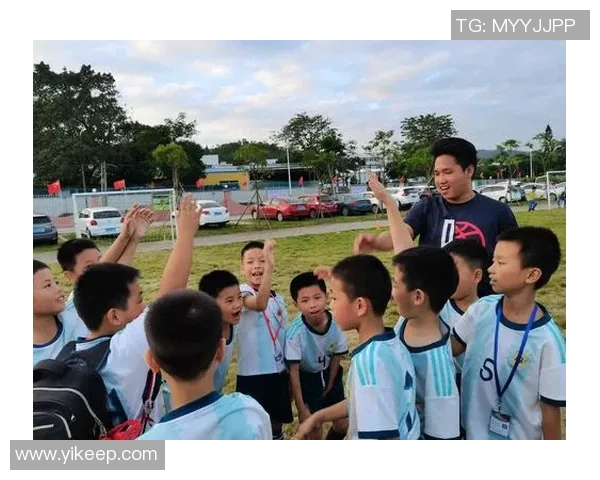 小孩子与足球明星的梦想相遇瞬间展现童年热情与偶像崇拜的美好时刻